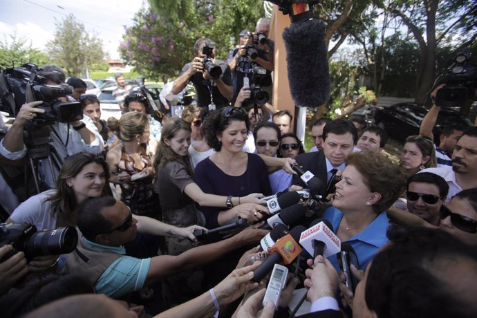 Dilma Rousseff  con la prensa de Brasil cuando era candidata