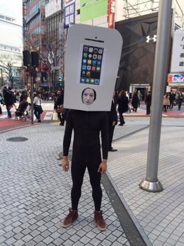Un aficionado japonés hace cola para comprar el iPhone 6