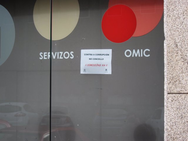 Cartel en la puerta de la oficina de Contratación del Ayuntamiento de Santiago