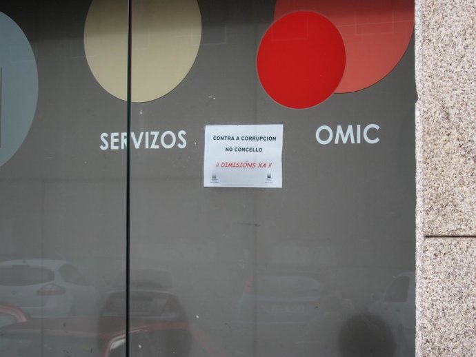 Cartel en la puerta de la oficina de Contratación del Ayuntamiento de Santiago