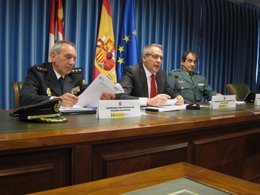 Martínez Beremejo, en el medio, en la Subdelegación del Gobierno.