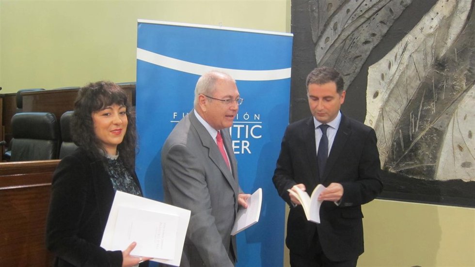 La diputada de Cultura en Huelva, Elena Tobar, junto alcalde de Moguer, Cuéllar.
