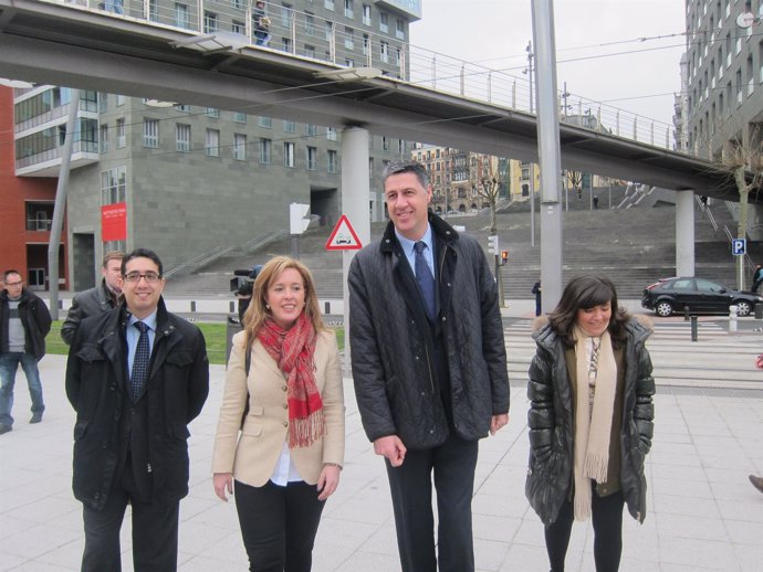 Representantes del PP vasco con el alcalde de Badalona