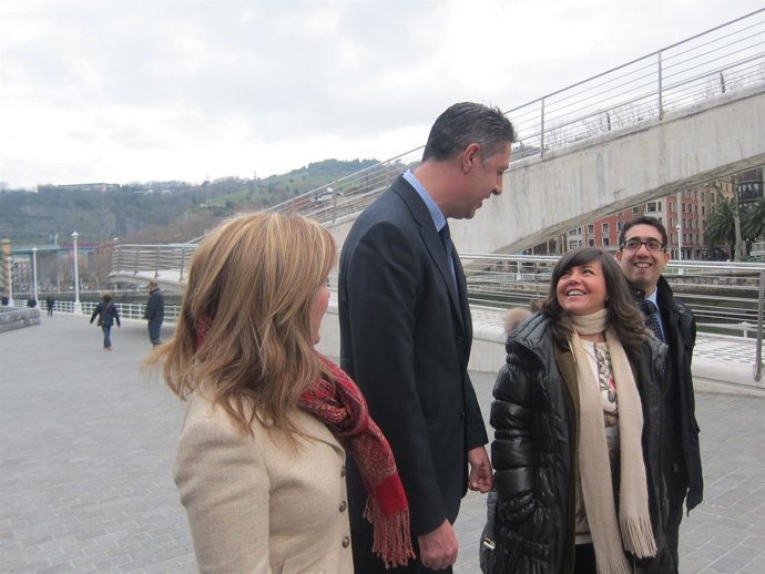 Nerea Llanos junto con alcalde de Badalona