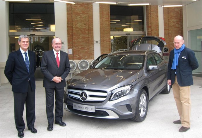 El alcalde de Málaga, De la Torre, presenta un nuevo vehículo de Mercedes