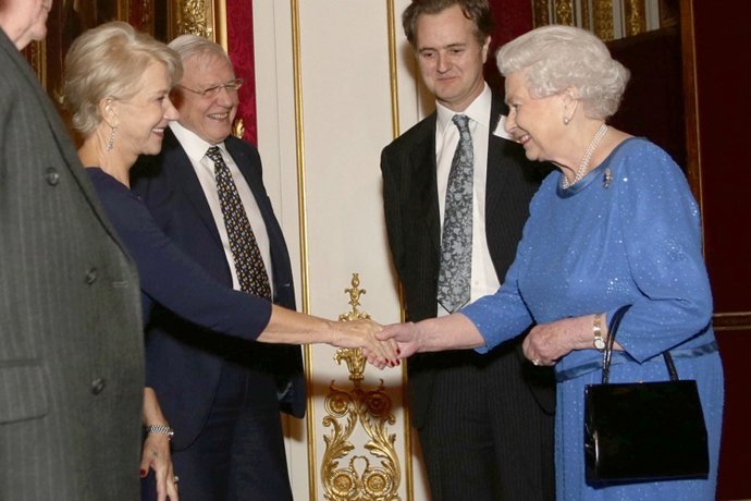El curioso encuentro entre la Reina Isabel II y la "reina" Helen Mirren