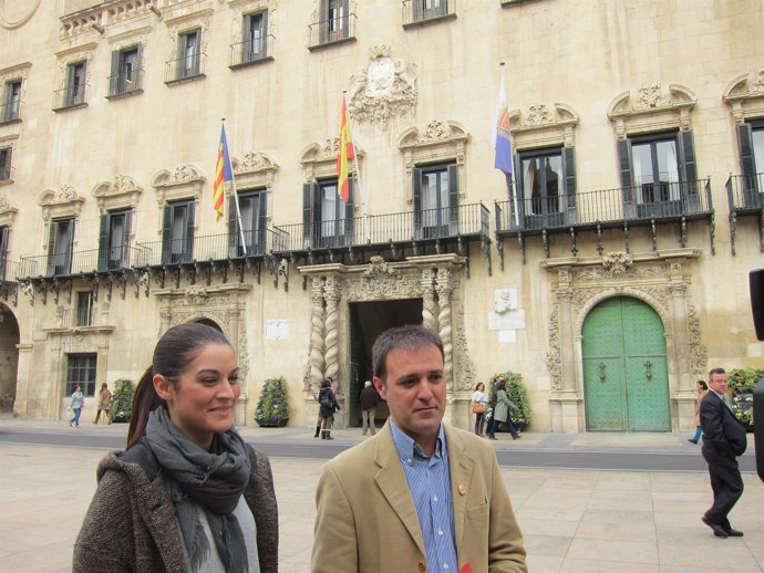 Mireia Mollà  e Ignasi Bellido, ante el Ayuntamiento