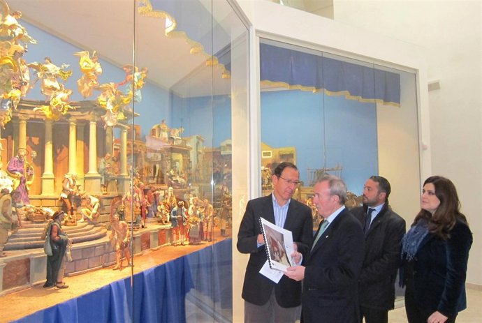 Cámara, Gómez Fayrén, Gómez y Marín observan el Belén Napolitano del siglo XVIII