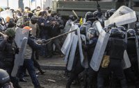 Decenas de heridos en enfrentamientos entre policías y manifestantes en varios puntos de Kiev