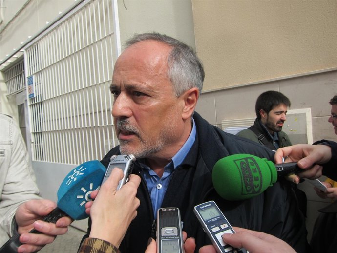 El coordinador local de IU Sevilla ciudad, José Manuel García, en un mercado