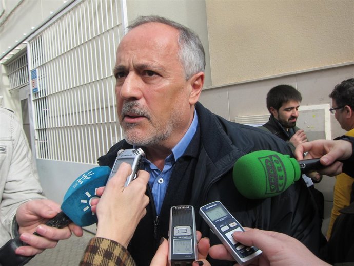 El portavoz municipal de IU en Sevilla, José Manuel García, en mercado del Cerro