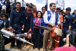 El presidente hondureño inaugura la campaña contra el dengue. 