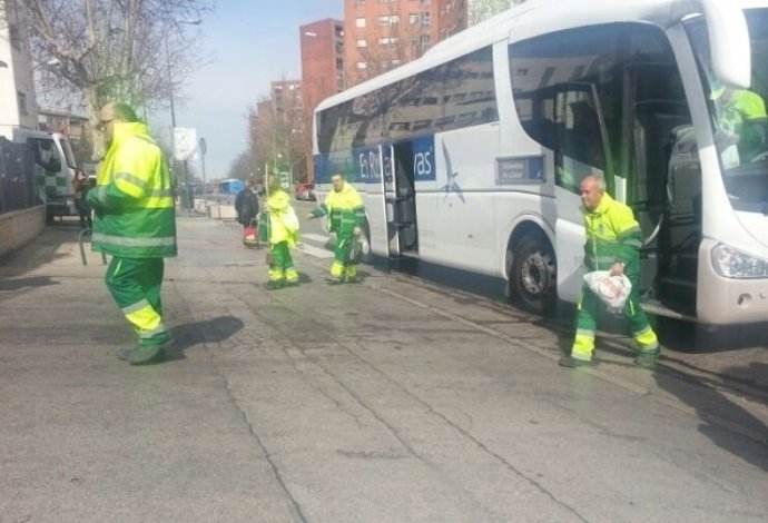Trabajadores de la limpieza en autobuses 