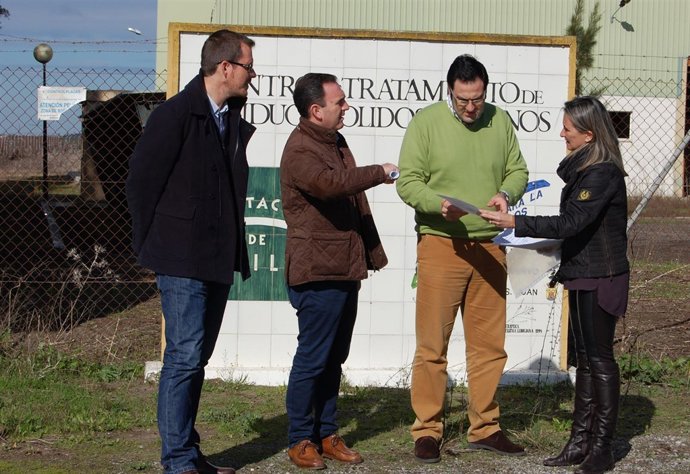 Los populares visitan el vertedero.