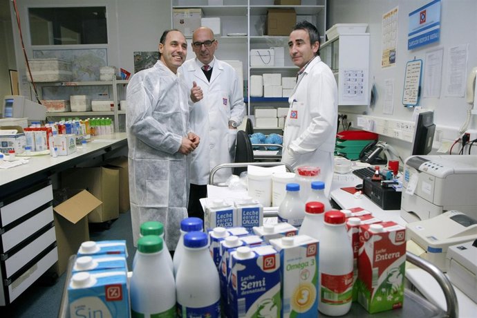 Visita del presidente al Laboratorio Interprofesional Lechero