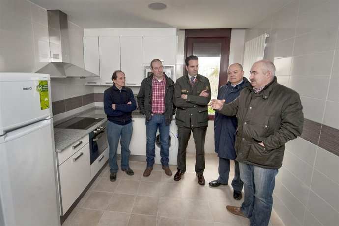 Los consejeros Alli y Zarraluqui con las autoridades locales. 