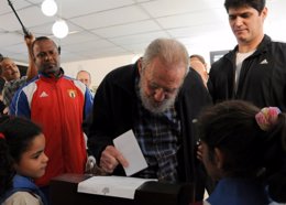 Fidel Castro depositando su voto en las urnas
