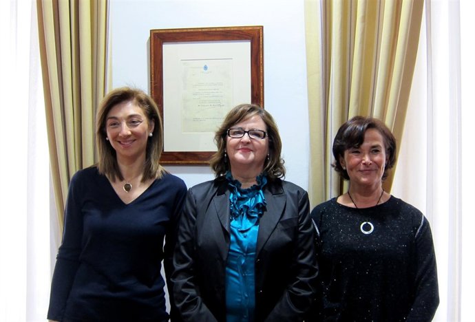 Maria Teresa Guardiola entre miembros de su equipo.