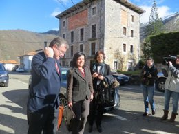 La consejera asturiana, en el centro