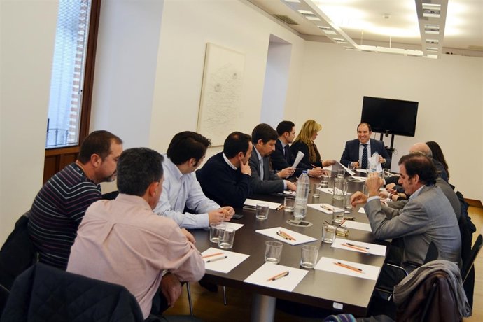 Reunión del alcalde de Alcalá con empresarios hoteleros