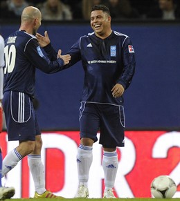Zidane Y Ronaldo Juegan Contra La Pobreza