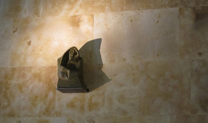 Escultura de Agustín Casillas en el Teatro Juan del Enzina de la USAL