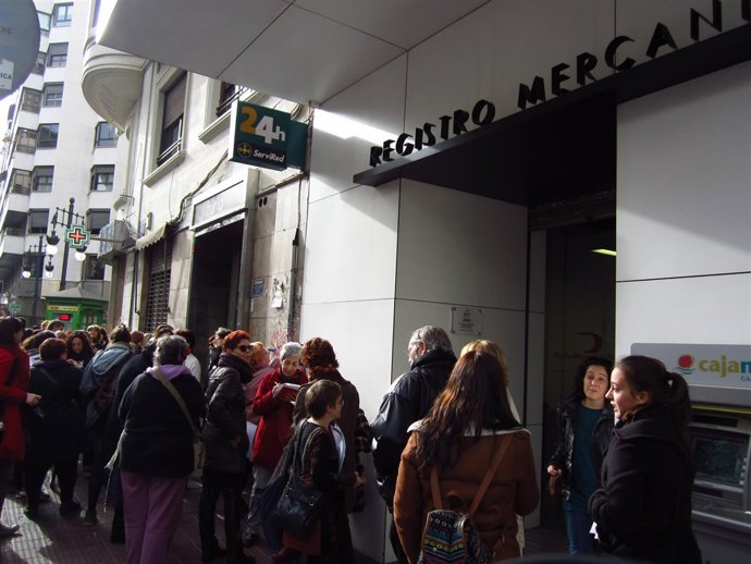 Mujeres hacen cola en el Registro Mercantil para inscribir sus cuerpos