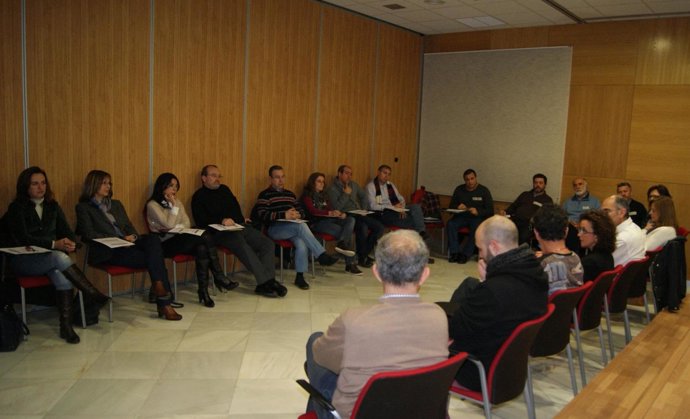 Baena (centro del lado dcho.) junto a los participantes en el curso