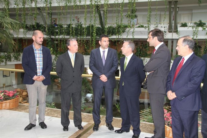 El presidente canario, Paulino Rivero, en su visita a Costa Teguise