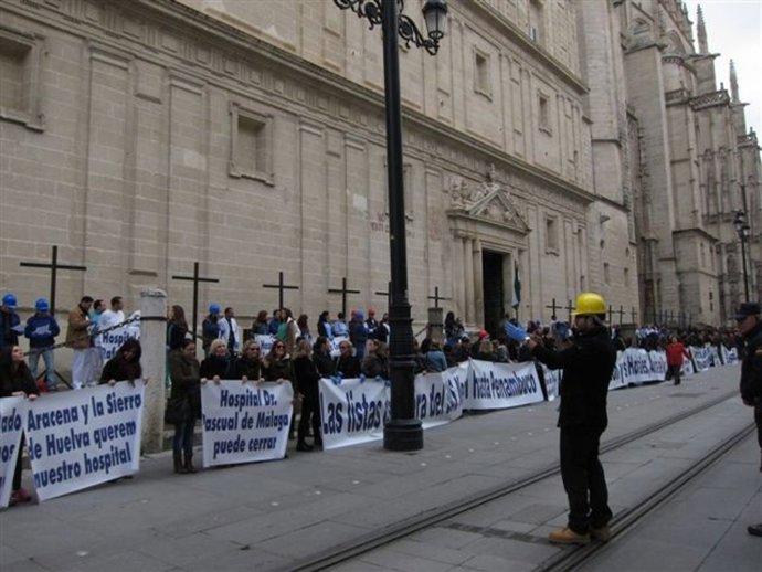 Trabajadores de hospitales Pascual se manifiestan en Sevilla