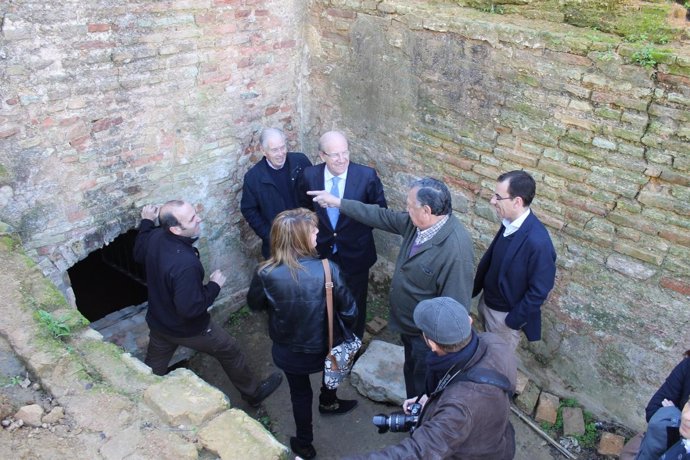 El alcalde de Huelva, Pedro Rodríguez, visita la Fuente Vieja. 
