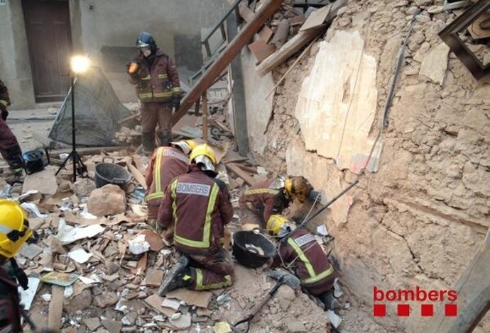 Bomberos buscando entre los escombros a un operario desaparecido