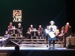 La directora Lucía Miranda recoge el premio para jóvenes directores de la ADE