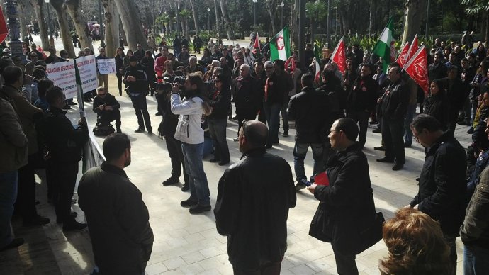 Concentración de los trabajadores de la Base de Morón