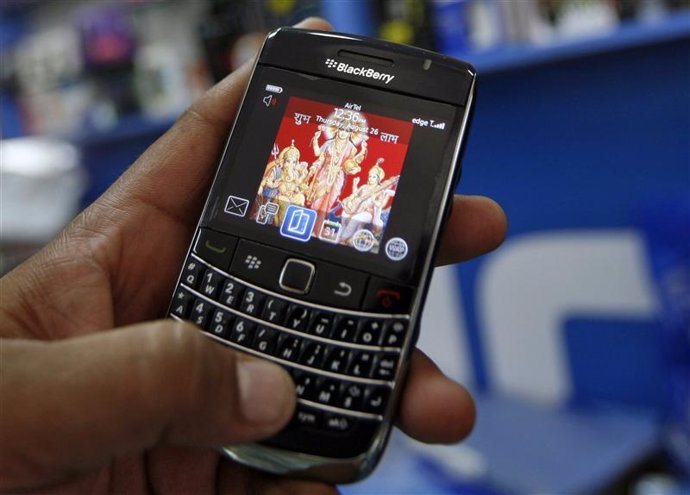 Imagen de archivo de una persona con un teléfono BlackBerry en Ahmedabad, India