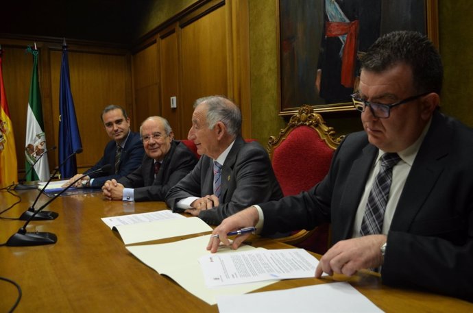 Momento de la firma del convenio entre Cajamar y Diputación