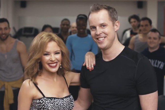 Kylie Minogue sorprende a un fan en el gimnasio cantándole en directo flexiones