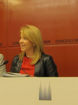 La concejala de Santiago Reyes Leis, en el centro, de rojo, en rueda de prensa