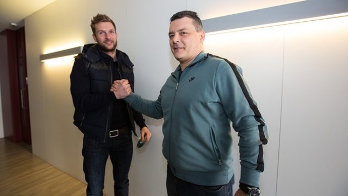 El nuevo portero del FC Barcelona de balonmano, Mickaël Robin, con Xavi Pascual
