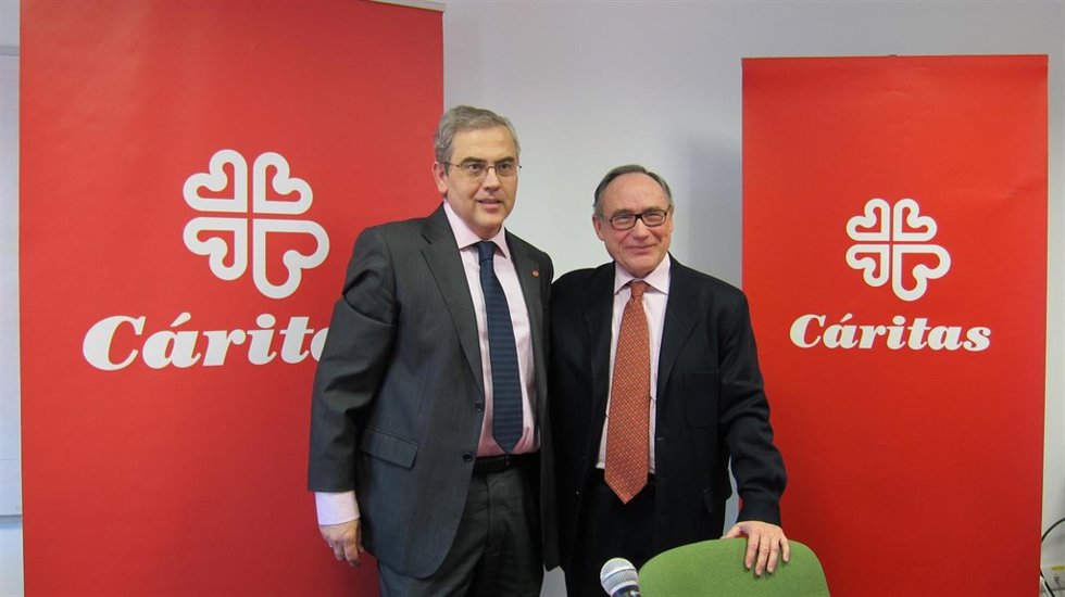 El nuevo director de Cáritas Zaragoza, Jaime Sanaú, y el saliente Carlos Sauras