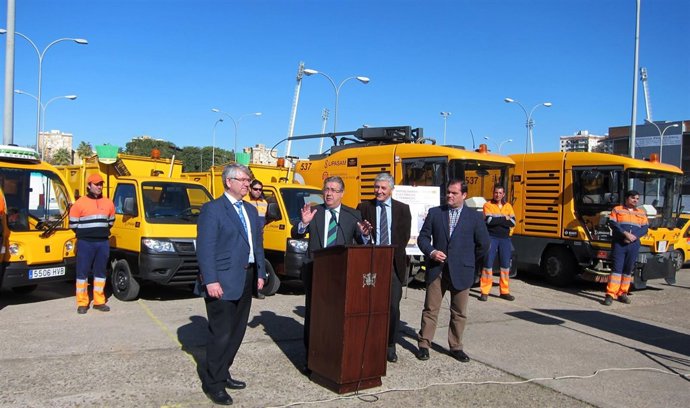 El alcalde de Sevilla, Juan Ignacio Zoido, con los nuevos vehículos de Lipasam