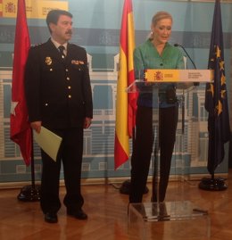 Cristina Cifuentes, y el jefe de Brigada de la Brigada Provincial de Extranjería