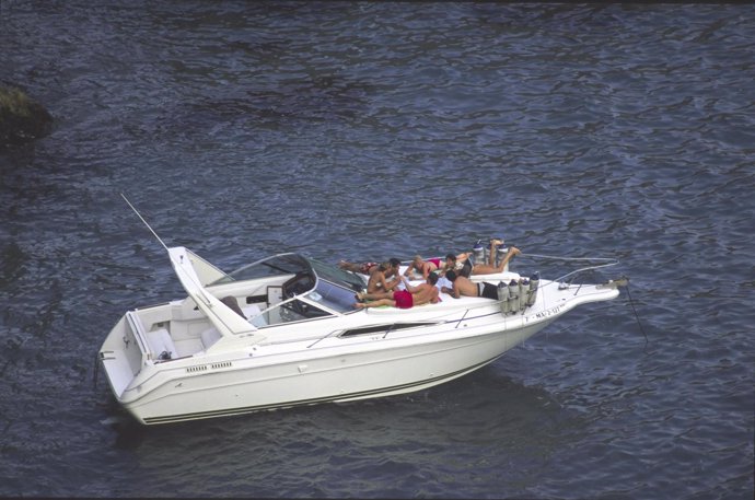 Barco lancha lujo turistas mar verano turismo viajeros viaje navegar