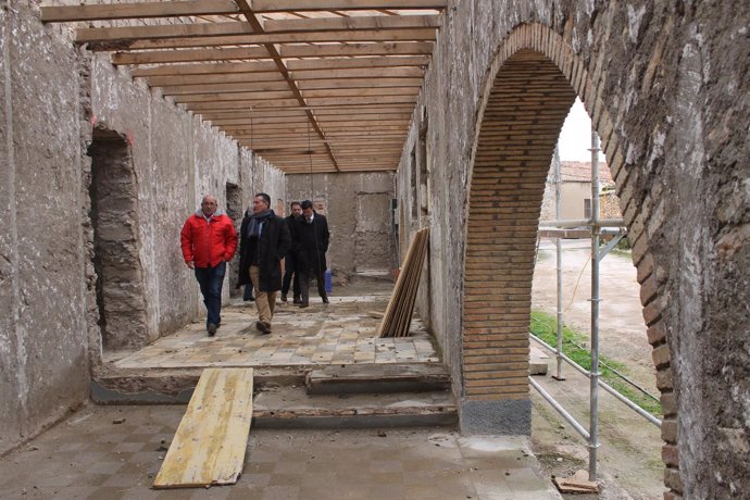 Las autoridades en su visita a las obras del futuro albergue de Bulbuente 