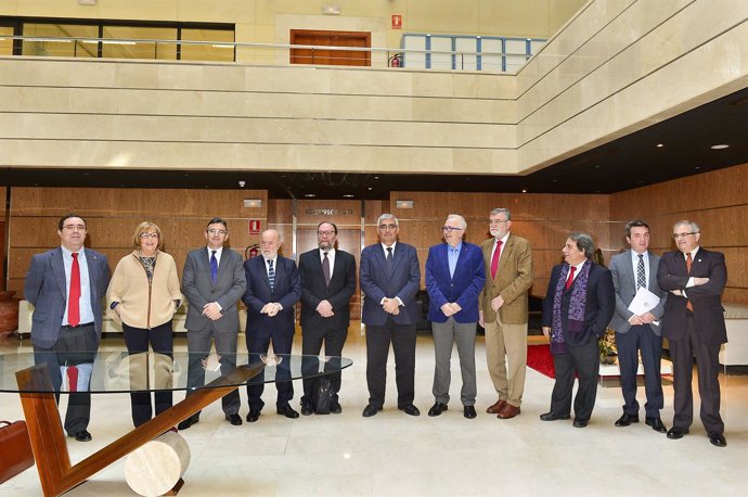 El consejero José Sánchez Maldonado y los rectores de universidades andaluzas