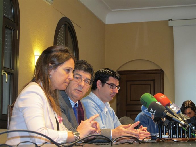 Valderas, entre Isabel Ambrosio y Pedro García, durante la rueda de prensa