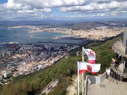 Vista general de Gibraltar con banderas