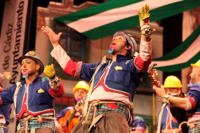 Una comparsa del Carnaval de Cádiz cantando en el Teatro Falla