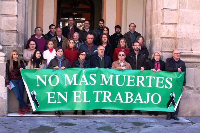 Minuto de silencio a las puertas del Ayuntamiento de Sevilla
