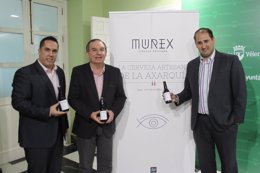 El alcalde de Vélez, Delgado Bonilla, y los impulsores de la cerveza Murex